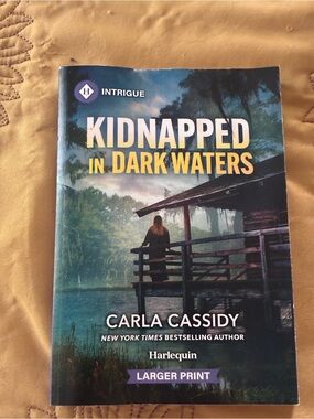 Carla Cassidy - Kidnapped in Dark Waters (Larger Print) - Harlequin Intrigue